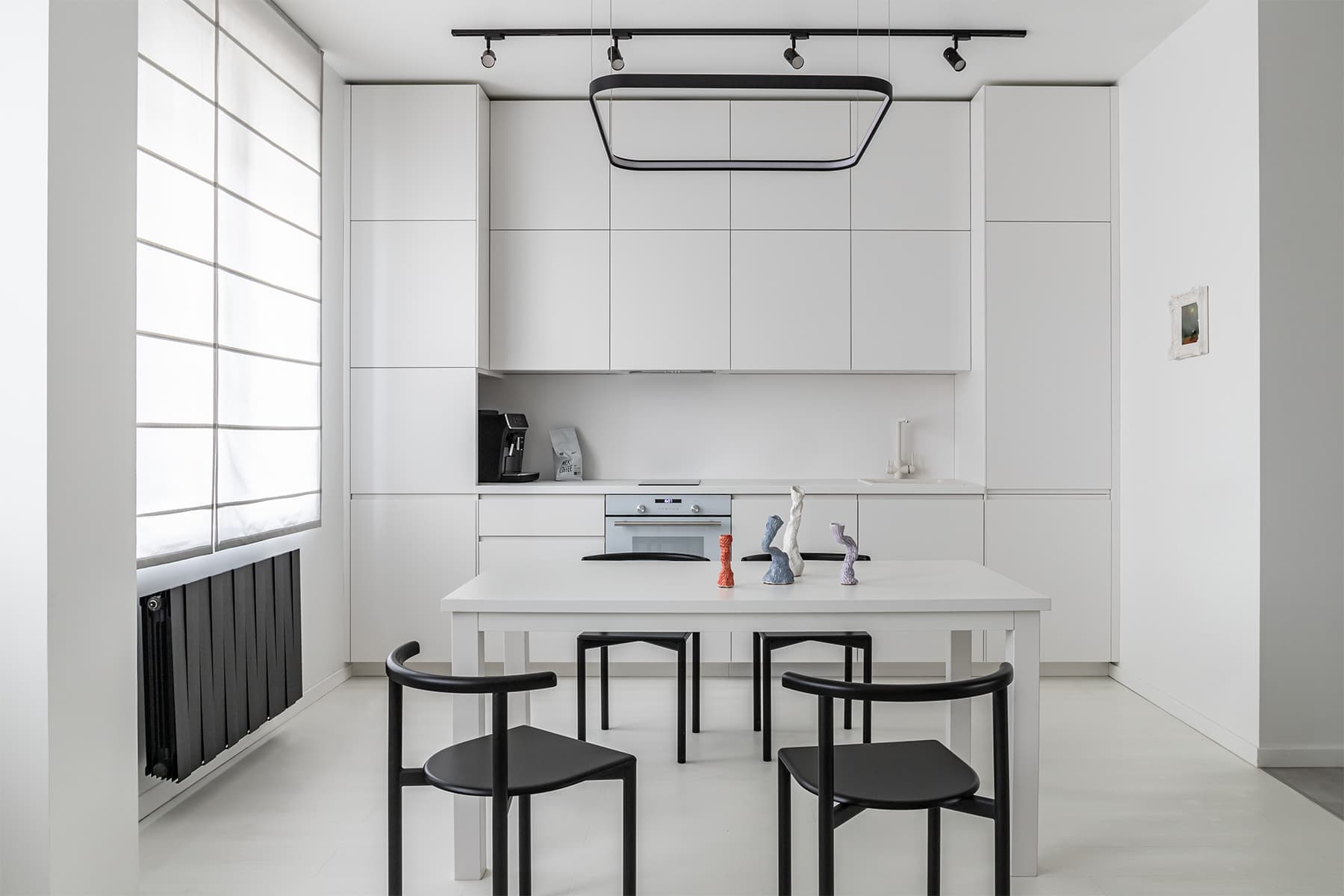 «Гибкие» акценты на фоне монохромной палитры в интерьере квартиры-студии — проект Дэйси Аушевой