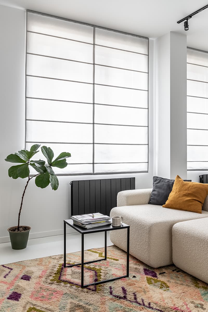 «Гибкие» акценты на фоне монохромной палитры в интерьере квартиры-студии — проект Дэйси Аушевой