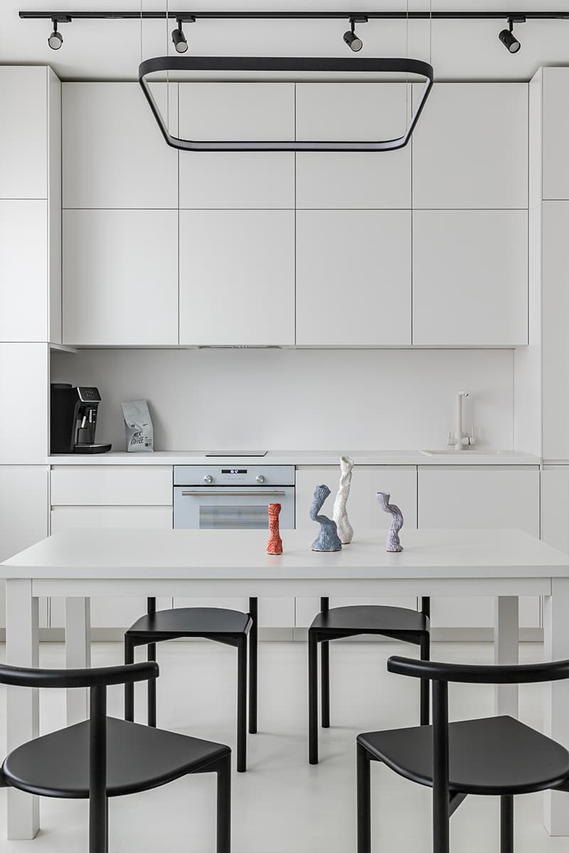 «Гибкие» акценты на фоне монохромной палитры в интерьере квартиры-студии — проект Дэйси Аушевой