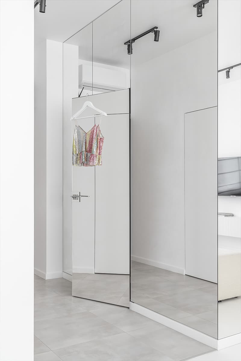 «Гибкие» акценты на фоне монохромной палитры в интерьере квартиры-студии — проект Дэйси Аушевой