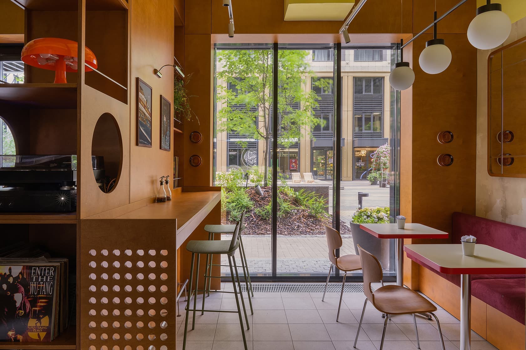 Атмосфера итальянской пиццерии и отсылки к ретро в интерьере бистро в Санкт-Петербурге — проект MODGI Group