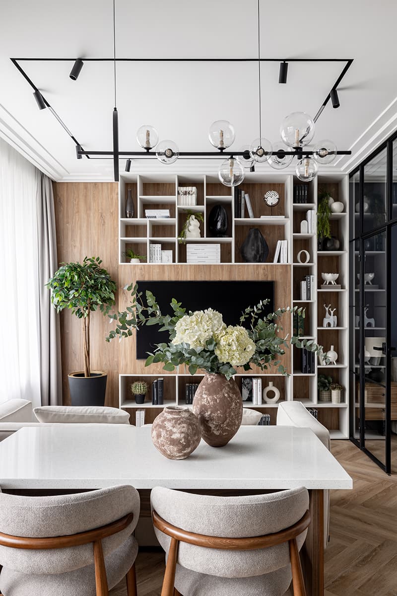 Красочная испанская плитка и морская палитра в интерьере апартаментов с видом на Москву-реку – проект студии SloyArch