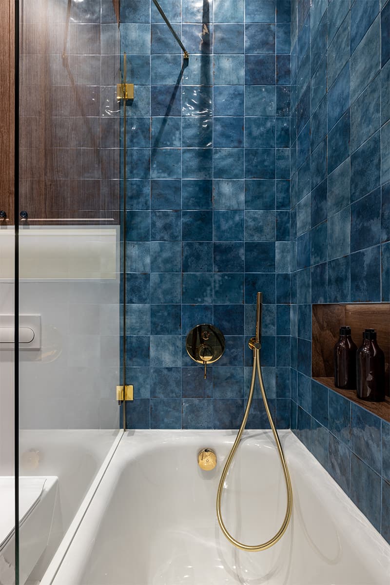 Красочная испанская плитка и морская палитра в интерьере апартаментов с видом на Москву-реку – проект студии SloyArch