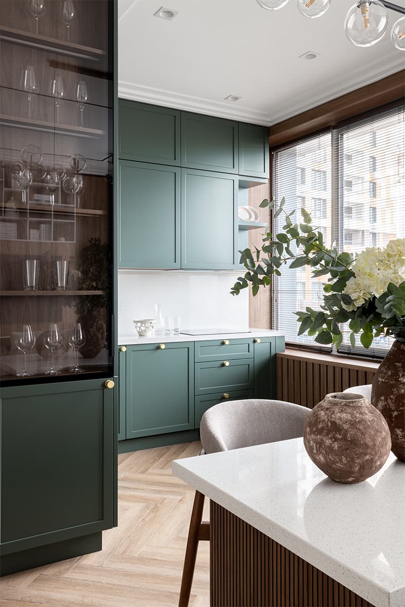 Красочная испанская плитка и морская палитра в интерьере апартаментов с видом на Москву-реку – проект студии SloyArch