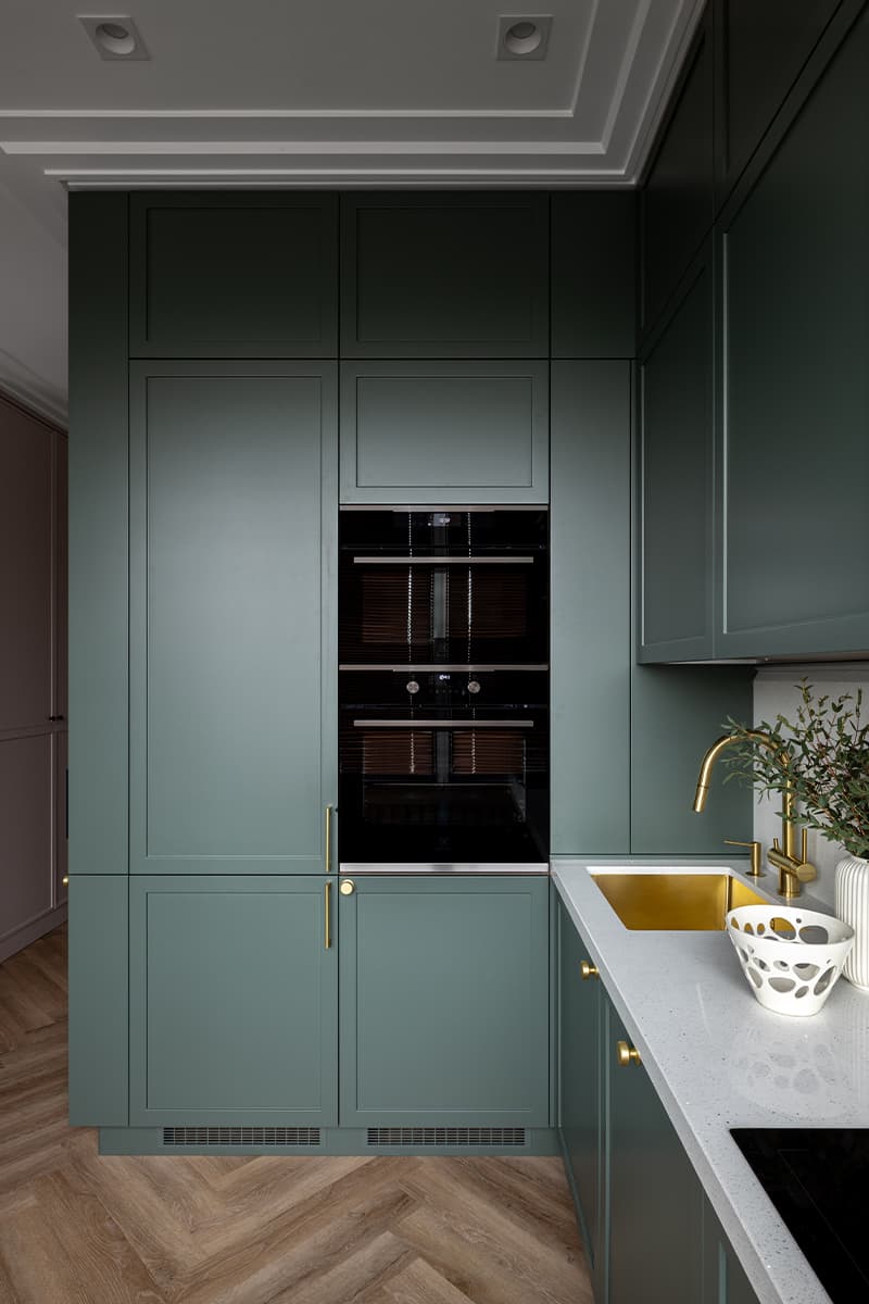 Красочная испанская плитка и морская палитра в интерьере апартаментов с видом на Москву-реку – проект студии SloyArch