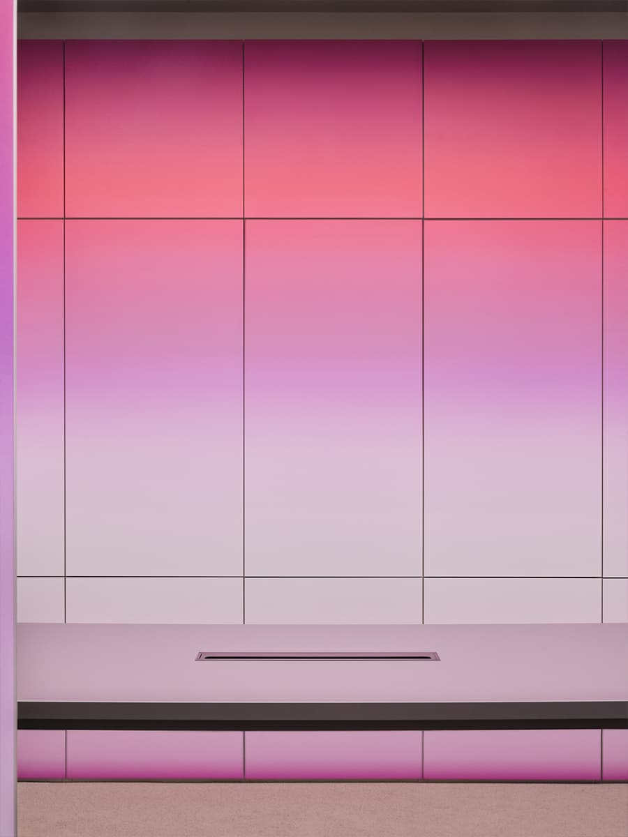 Офисная «коммуна» для девелопера: сталь, градиент и динамический свет – проект студии KIDZ