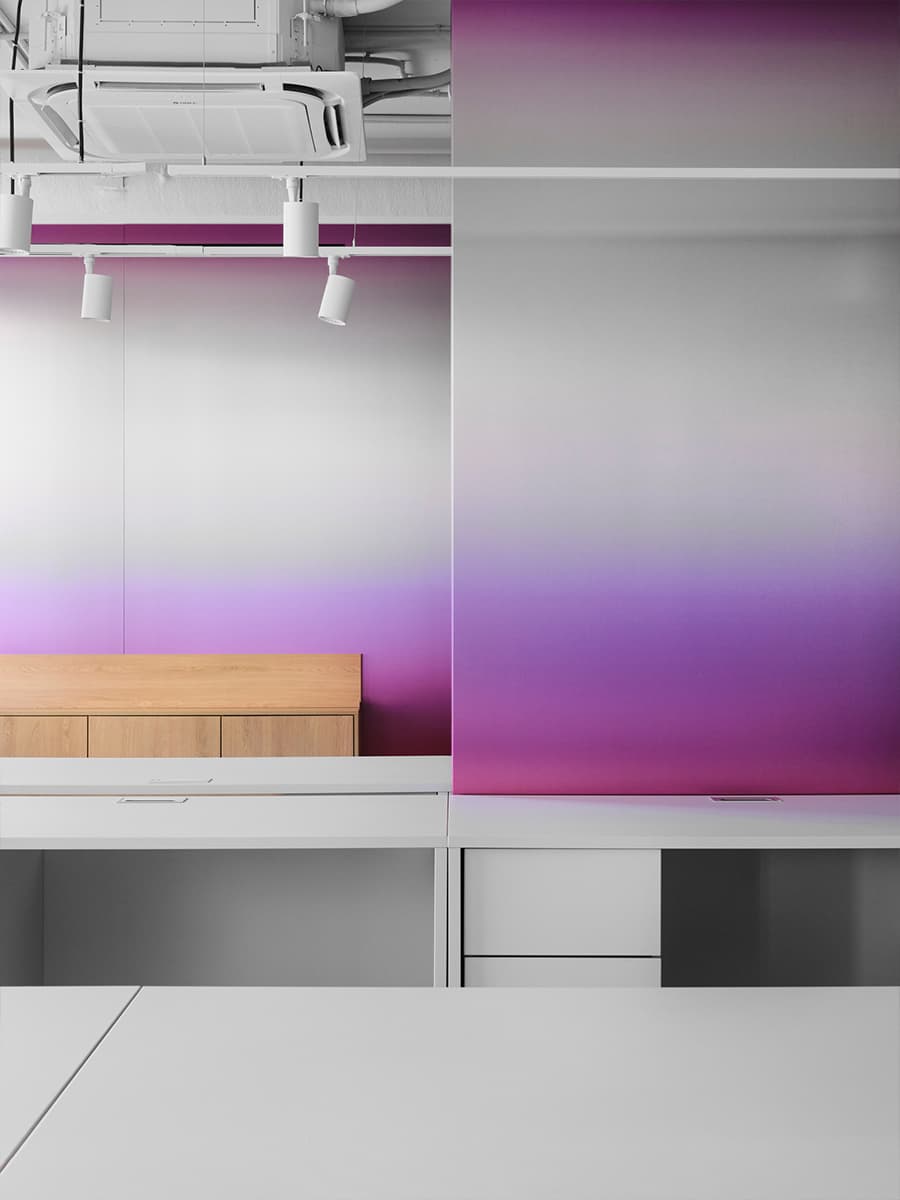 Офисная «коммуна» для девелопера: сталь, градиент и динамический свет – проект студии KIDZ