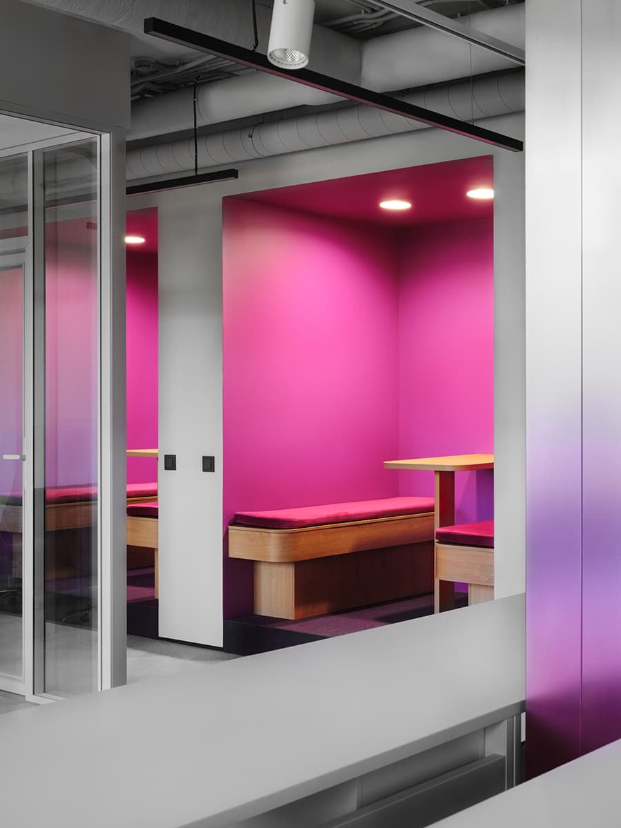 Офисная «коммуна» для девелопера: сталь, градиент и динамический свет – проект студии KIDZ
