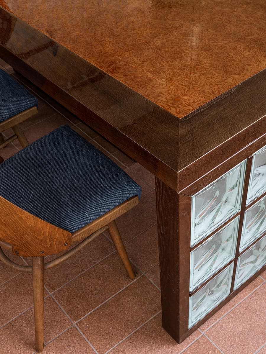 Ретро и минимализм, дихроичные световые акценты и ностальгия по СССР в кафе в Казани – проект студии Duplex