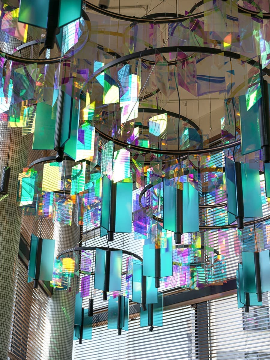 Ретро и минимализм, дихроичные световые акценты и ностальгия по СССР в кафе в Казани – проект студии Duplex