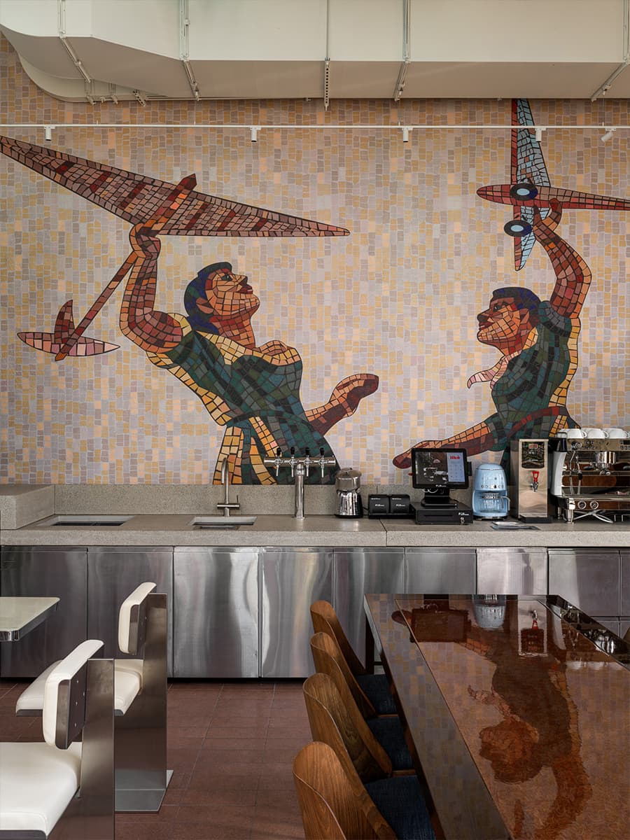 Ретро и минимализм, дихроичные световые акценты и ностальгия по СССР в кафе в Казани – проект студии Duplex