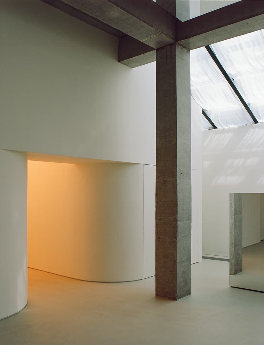 «Честные» материалы и кастомные объекты в фотоателье автопортрета на Мясницкой – проект бюро EDXXKAT