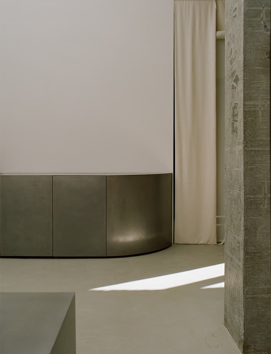 «Честные» материалы и кастомные объекты в фотоателье автопортрета на Мясницкой – проект бюро EDXXKAT