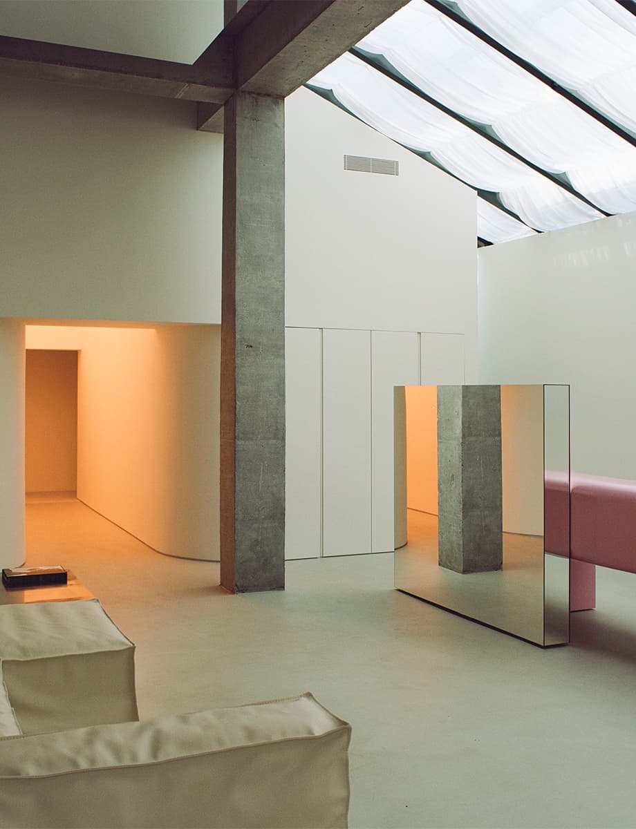 «Честные» материалы и кастомные объекты в фотоателье автопортрета на Мясницкой – проект бюро EDXXKAT