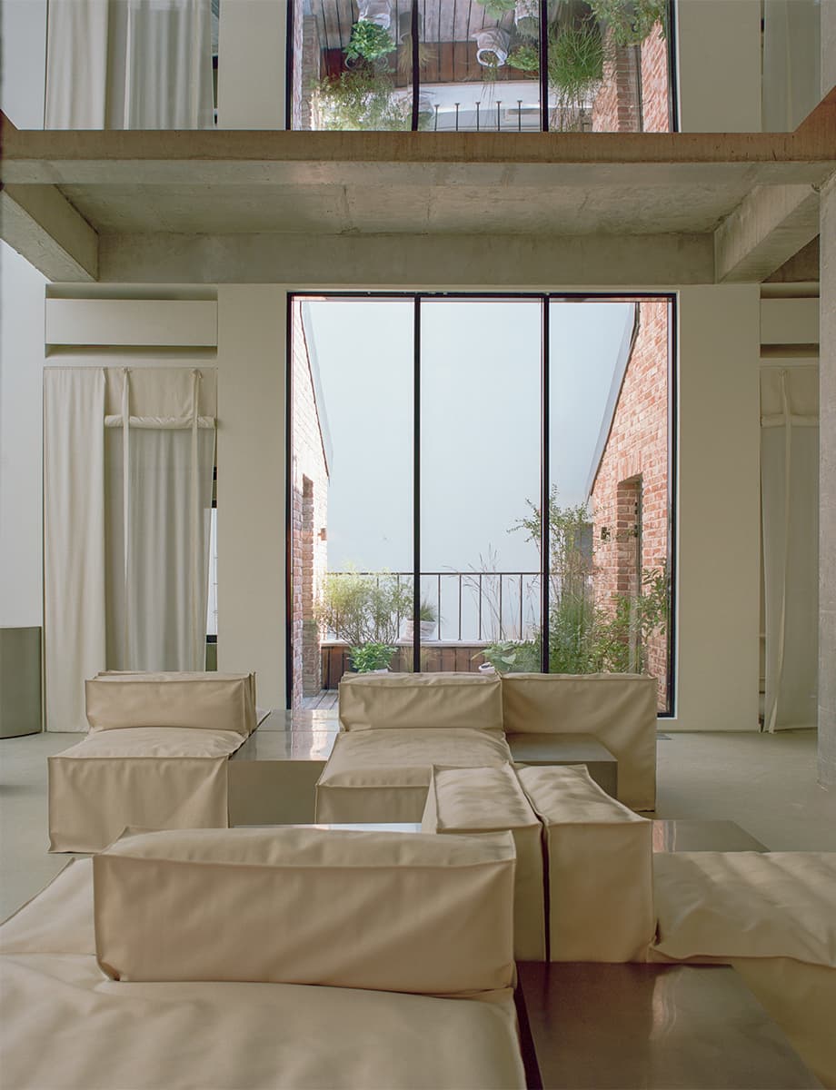 «Честные» материалы и кастомные объекты в фотоателье автопортрета на Мясницкой – проект бюро EDXXKAT