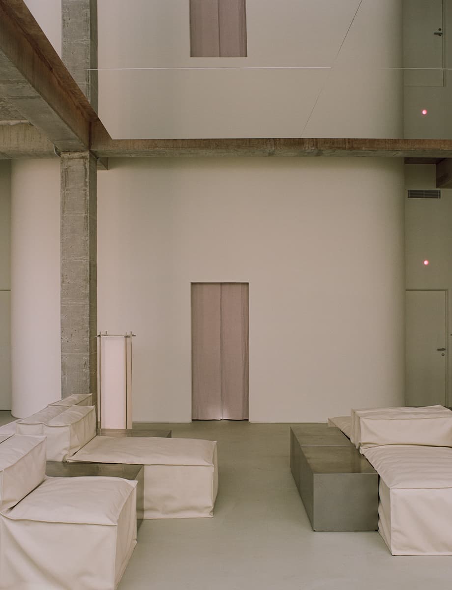 «Честные» материалы и кастомные объекты в фотоателье автопортрета на Мясницкой – проект бюро EDXXKAT