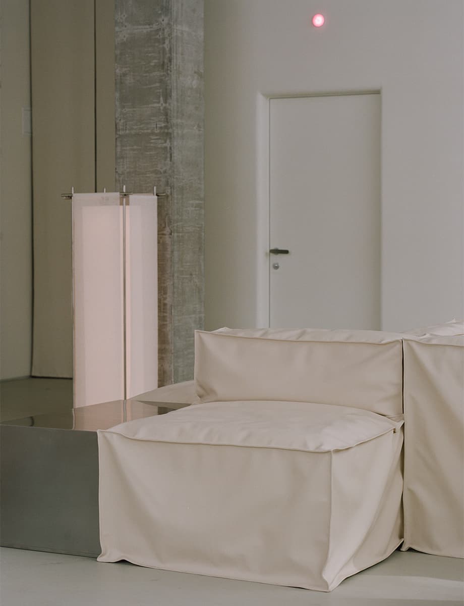 «Честные» материалы и кастомные объекты в фотоателье автопортрета на Мясницкой – проект бюро EDXXKAT