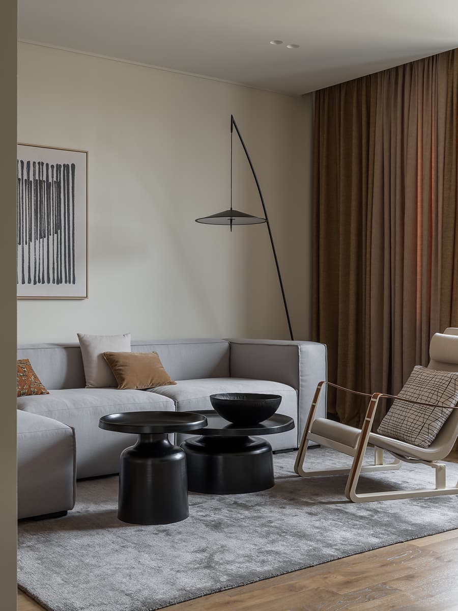 Строгая геометрия и тепло природных фактур в интерьере московской квартиры — проект студии NomadForm