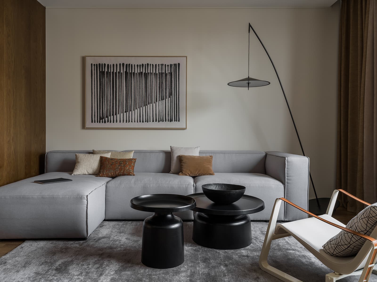 Строгая геометрия и тепло природных фактур в интерьере московской квартиры — проект студии NomadForm