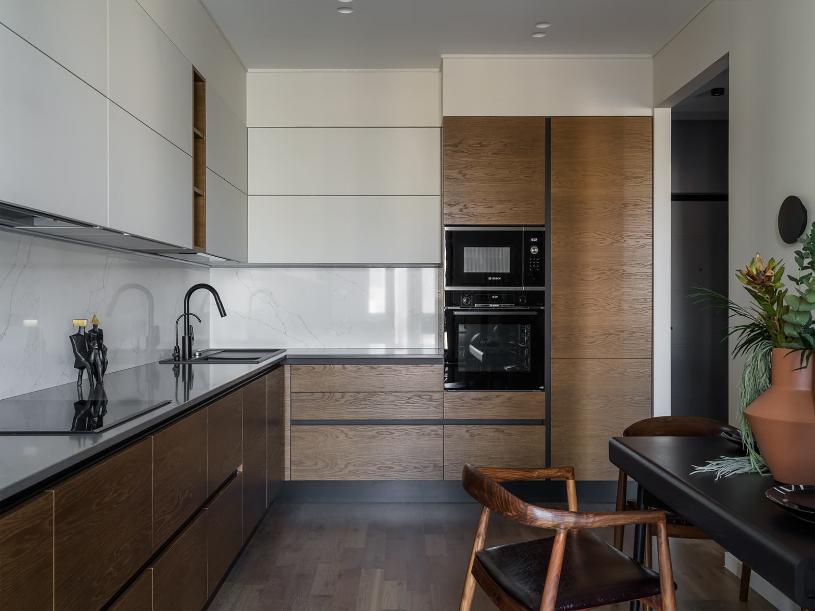 Строгая геометрия и тепло природных фактур в интерьере московской квартиры — проект студии NomadForm