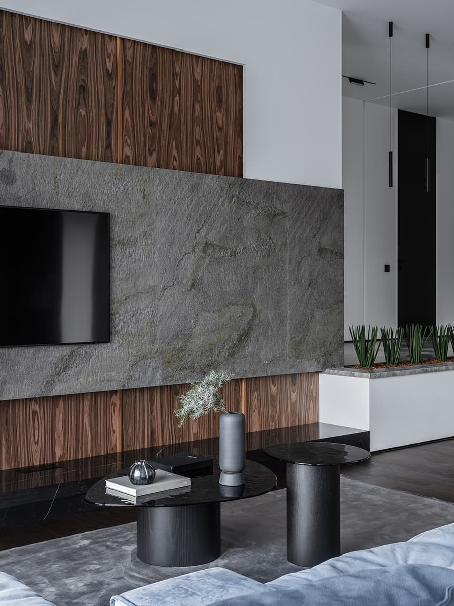 Небесно-голубые акценты и обволакивающий монохром в интерьере дома у морской бухты — проект Лали Сурмава