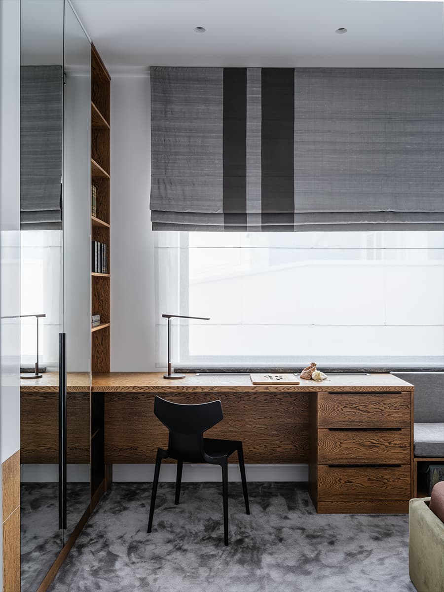 Небесно-голубые акценты и обволакивающий монохром в интерьере дома у морской бухты — проект Лали Сурмава