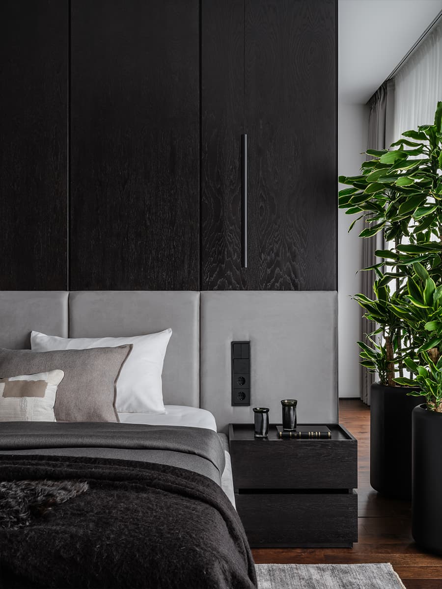 Небесно-голубые акценты и обволакивающий монохром в интерьере дома у морской бухты — проект Лали Сурмава