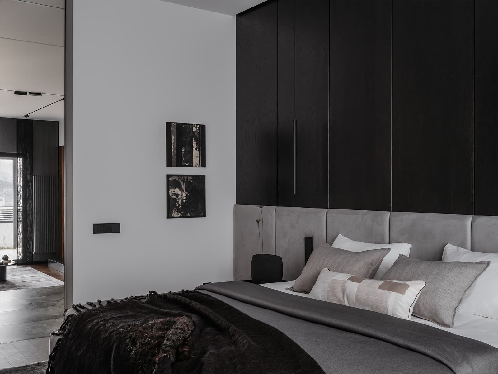 Небесно-голубые акценты и обволакивающий монохром в интерьере дома у морской бухты — проект Лали Сурмава