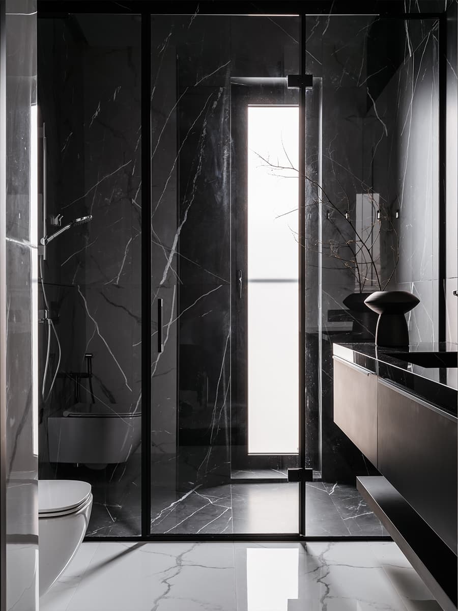 Небесно-голубые акценты и обволакивающий монохром в интерьере дома у морской бухты — проект Лали Сурмава