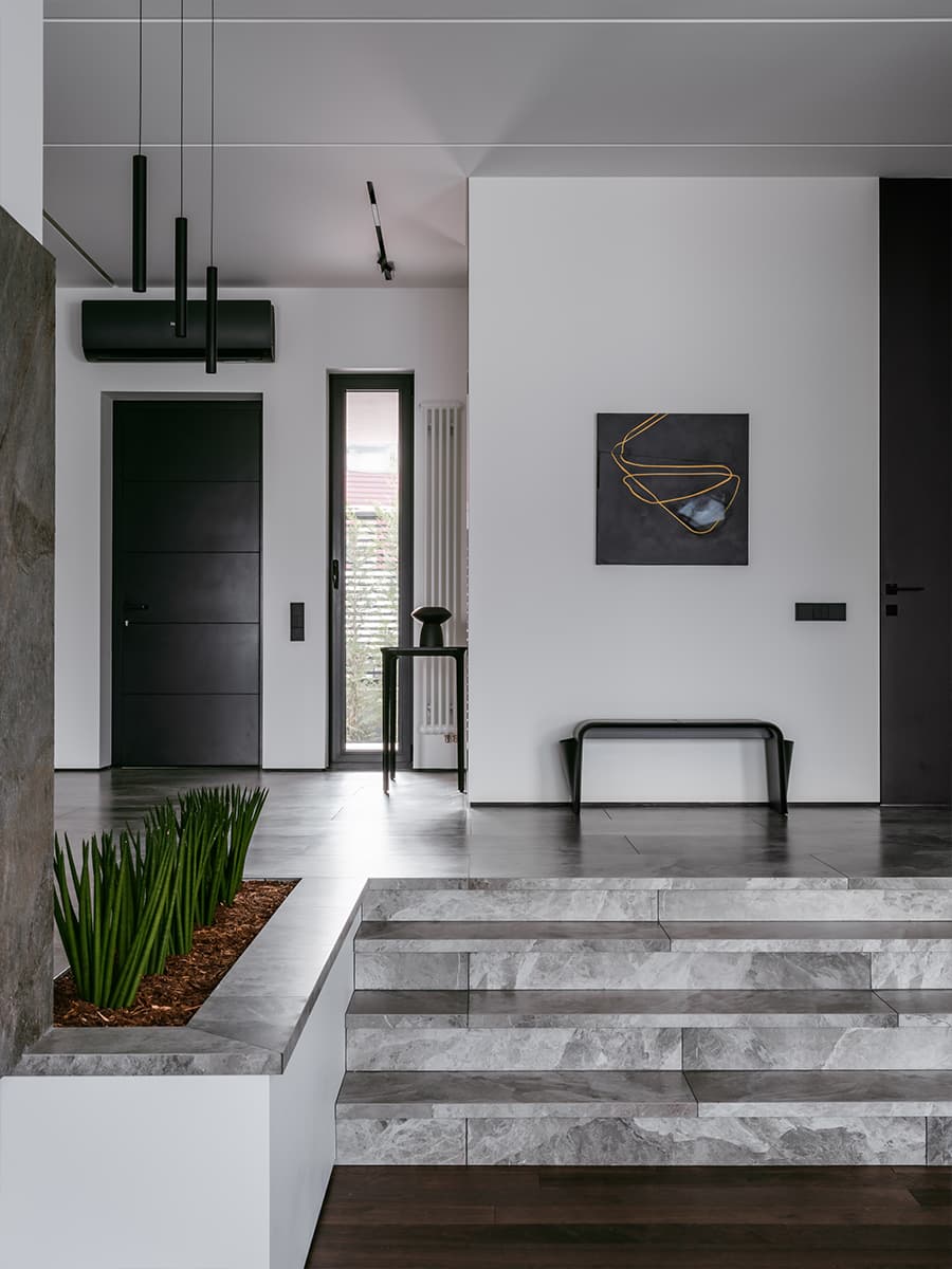 Небесно-голубые акценты и обволакивающий монохром в интерьере дома у морской бухты — проект Лали Сурмава