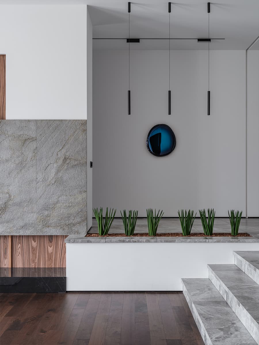 Небесно-голубые акценты и обволакивающий монохром в интерьере дома у морской бухты — проект Лали Сурмава