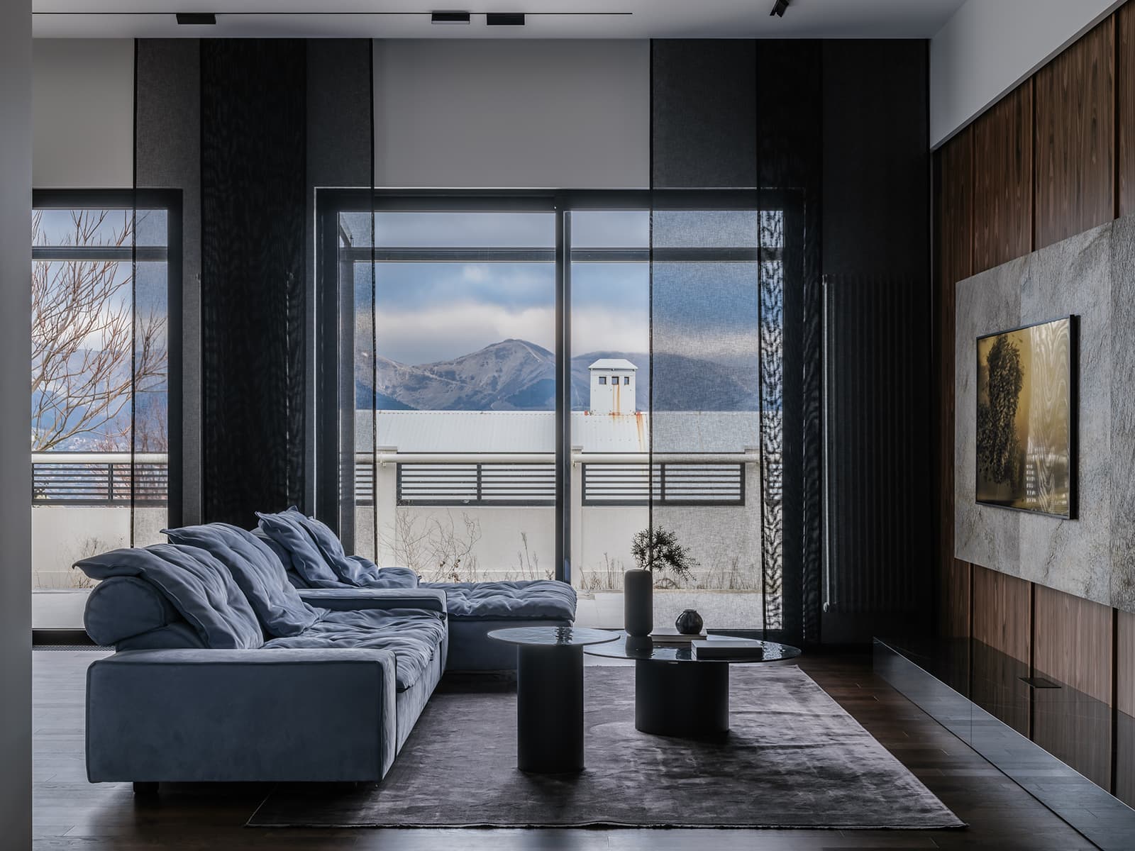 Небесно-голубые акценты и обволакивающий монохром в интерьере дома у морской бухты — проект Лали Сурмава