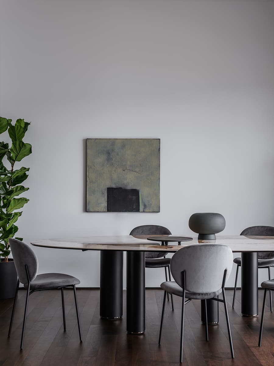 Небесно-голубые акценты и обволакивающий монохром в интерьере дома у морской бухты — проект Лали Сурмава