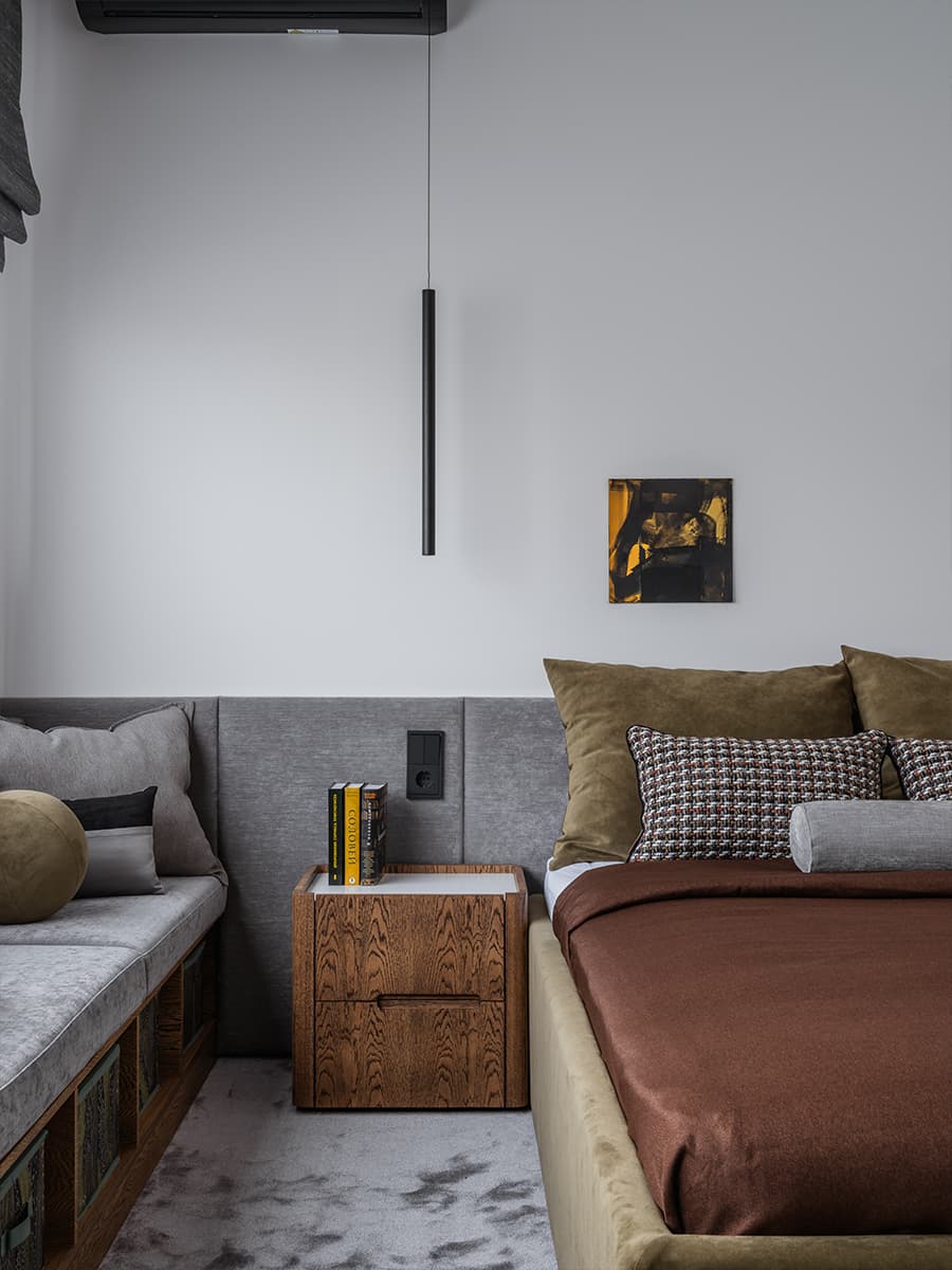 Небесно-голубые акценты и обволакивающий монохром в интерьере дома у морской бухты — проект Лали Сурмава