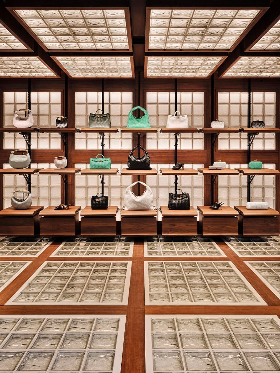 Тысячи стеклянных блоков и узнаваемое плетение из кожи в парижском шоуруме Bottega Veneta — проект Матье Блази