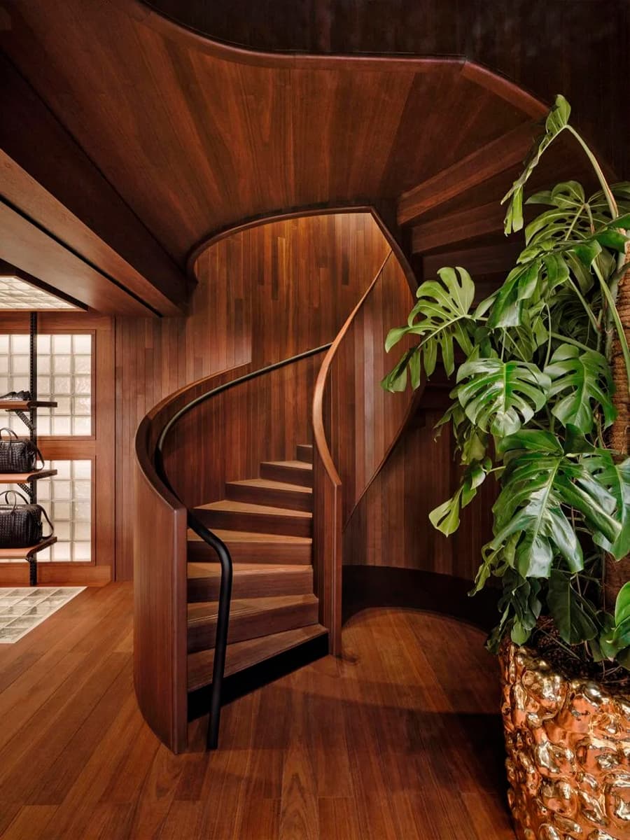 Тысячи стеклянных блоков и узнаваемое плетение из кожи в парижском шоуруме Bottega Veneta — проект Матье Блази