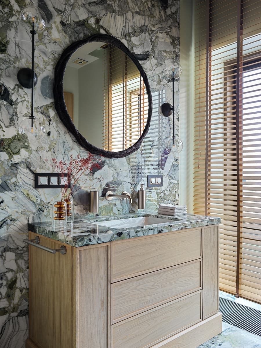 Плавные узоры мрамора и сланца в интерьере семейной квартиры — проект Анастасии Марченковой