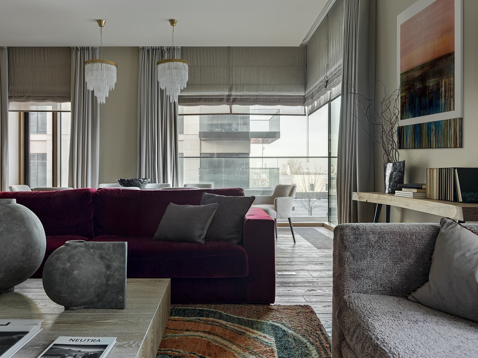 Плавные узоры мрамора и сланца в интерьере семейной квартиры — проект Анастасии Марченковой