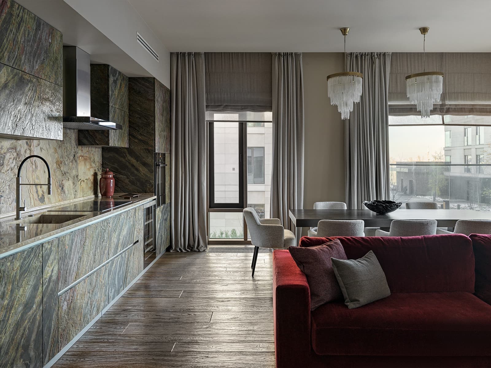 Плавные узоры мрамора и сланца в интерьере семейной квартиры — проект Анастасии Марченковой