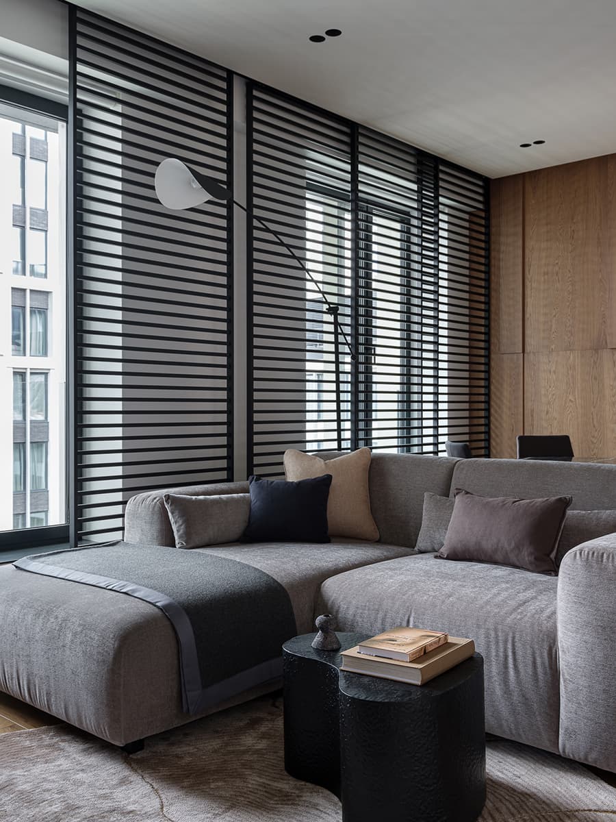 Спальня с акцентной стеной и графичные жалюзи в интерьере квартиры для взрослой пары — проект Светланы Ремизовой