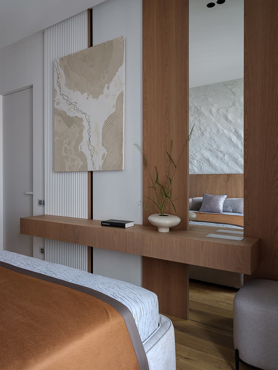 Спальня с акцентной стеной и графичные жалюзи в интерьере квартиры для взрослой пары — проект Светланы Ремизовой