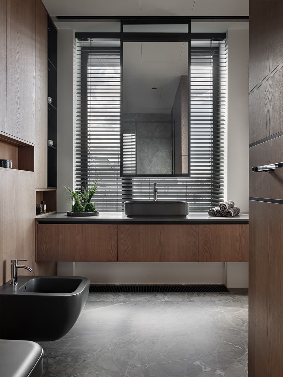 Спальня с акцентной стеной и графичные жалюзи в интерьере квартиры для взрослой пары — проект Светланы Ремизовой