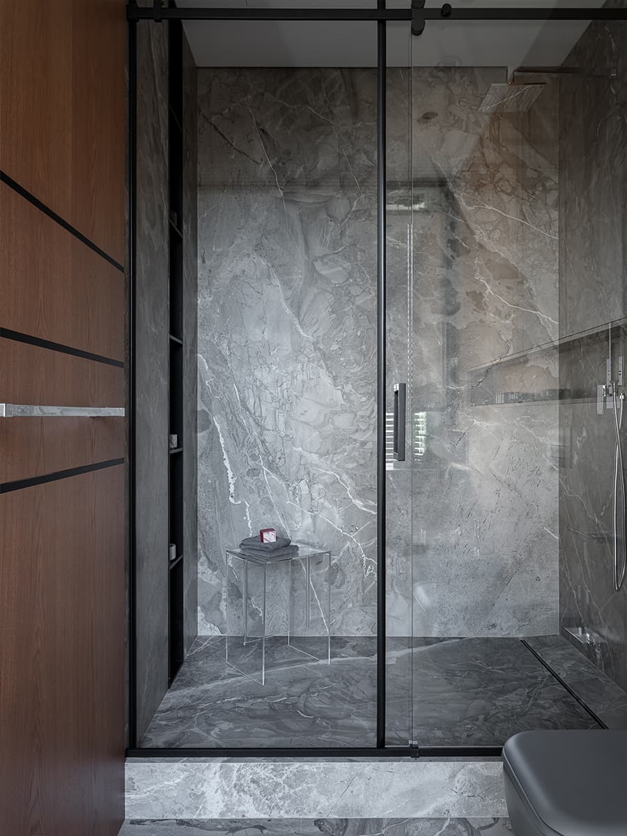 Спальня с акцентной стеной и графичные жалюзи в интерьере квартиры для взрослой пары — проект Светланы Ремизовой