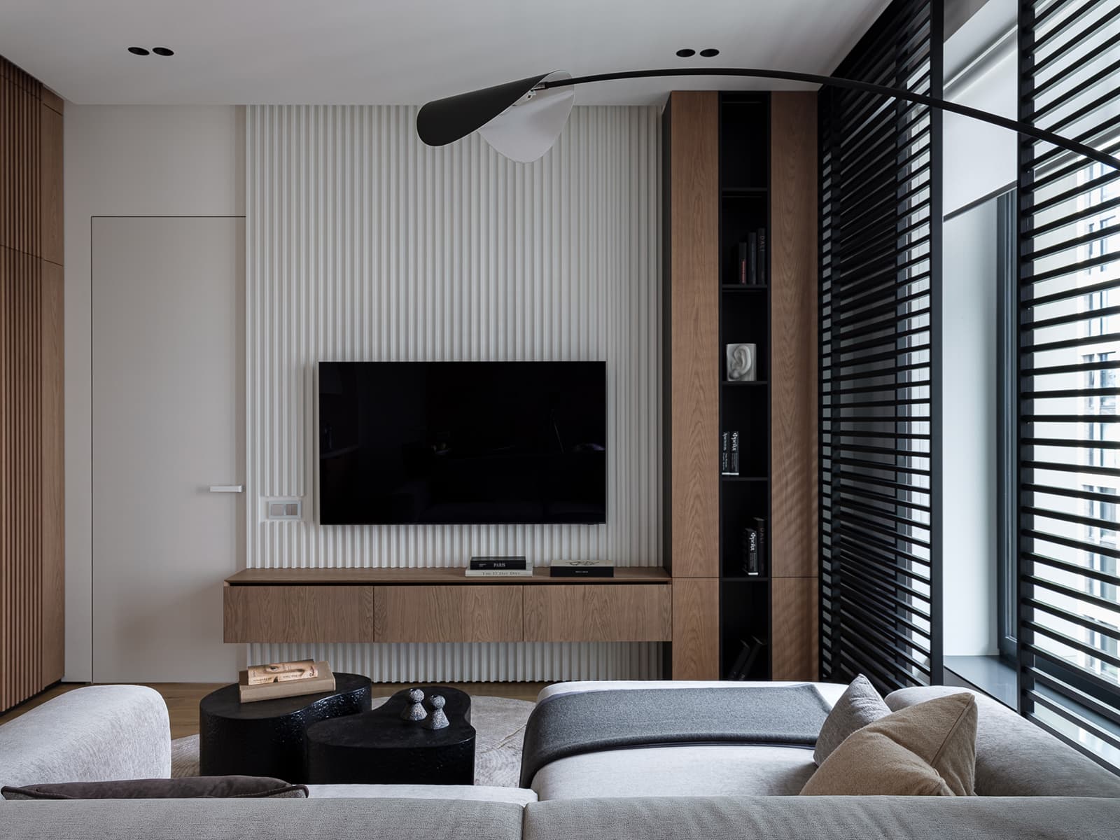 Спальня с акцентной стеной и графичные жалюзи в интерьере квартиры для взрослой пары — проект Светланы Ремизовой