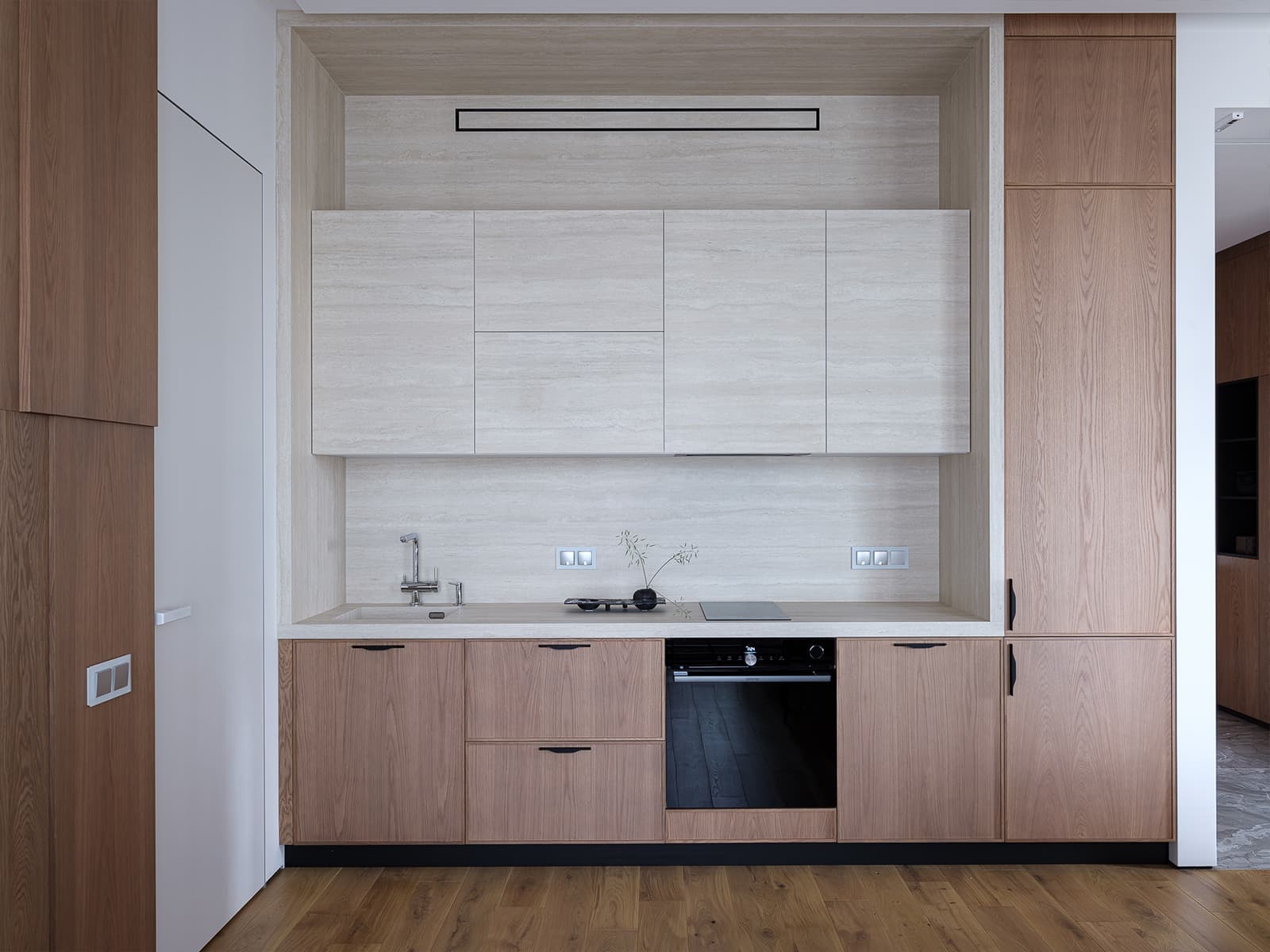 Спальня с акцентной стеной и графичные жалюзи в интерьере квартиры для взрослой пары — проект Светланы Ремизовой