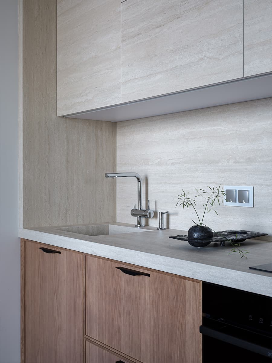 Спальня с акцентной стеной и графичные жалюзи в интерьере квартиры для взрослой пары — проект Светланы Ремизовой