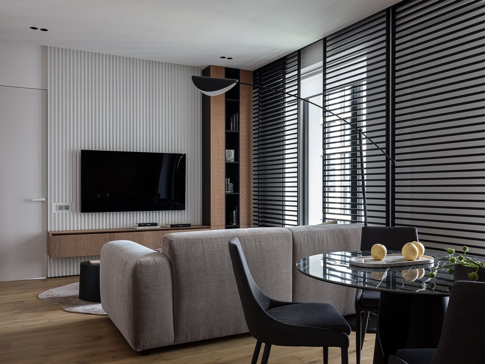 Спальня с акцентной стеной и графичные жалюзи в интерьере квартиры для взрослой пары — проект Светланы Ремизовой