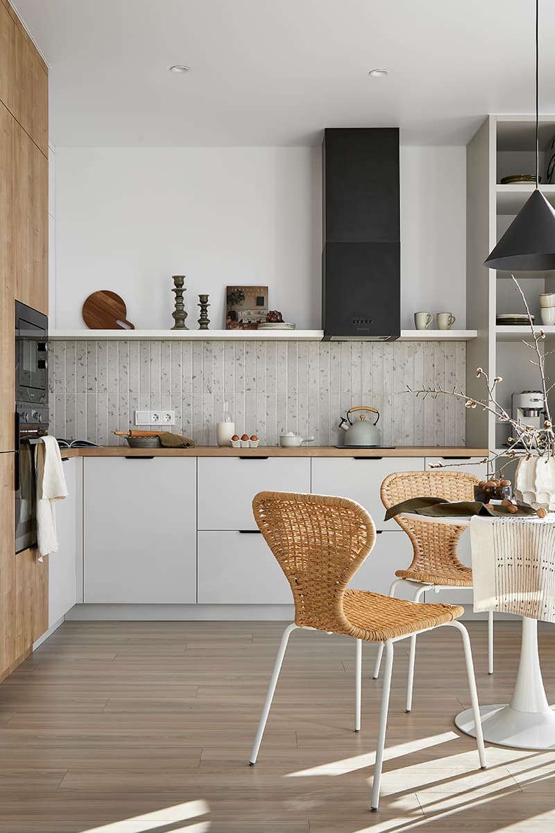 Оттенки солнца и фактуры древесины в интерьере квартиры для продажи — проект Алины Мармыш