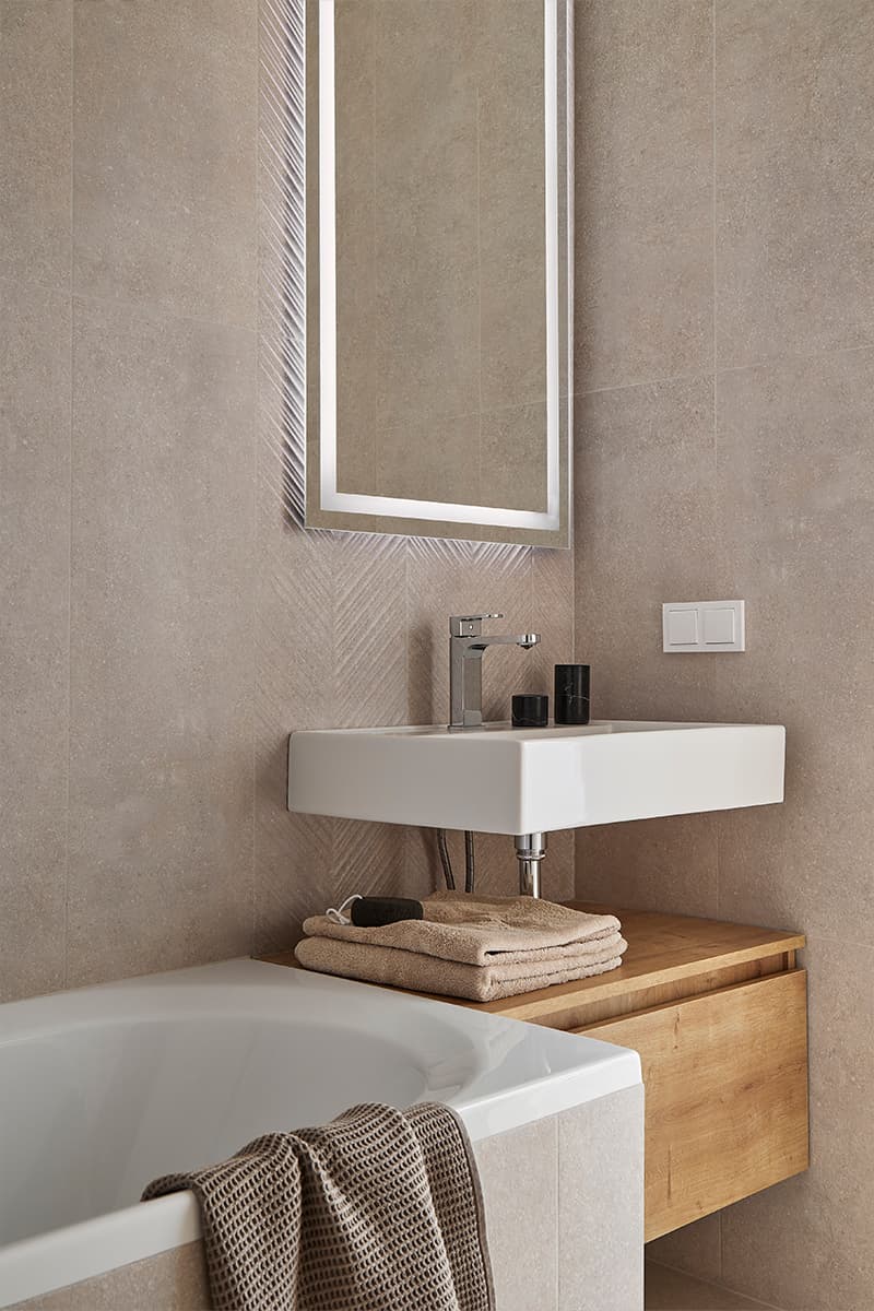 Оттенки солнца и фактуры древесины в интерьере квартиры для продажи — проект Алины Мармыш