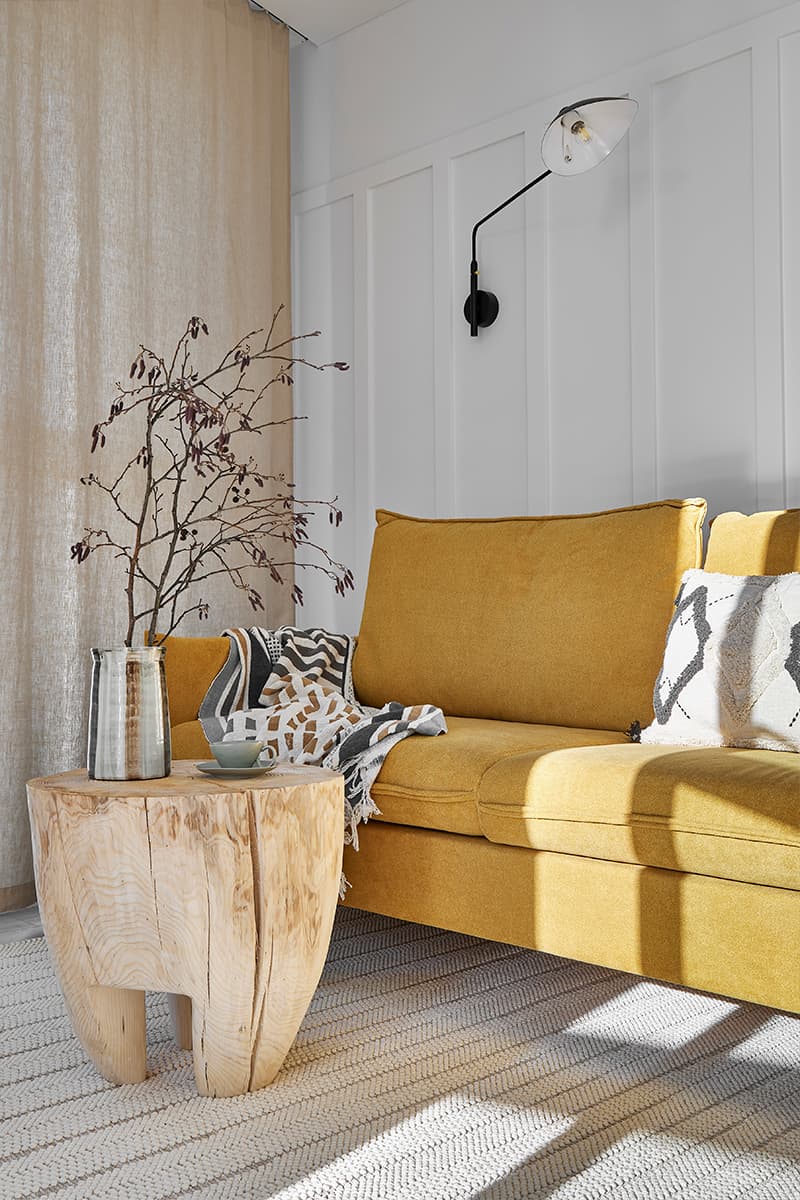 Оттенки солнца и фактуры древесины в интерьере квартиры для продажи — проект Алины Мармыш